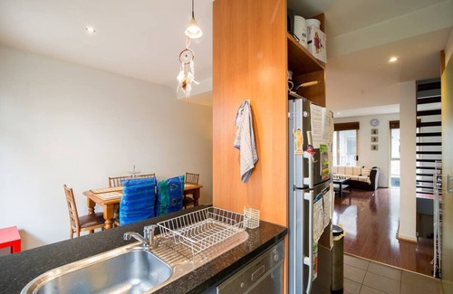 Abbotsford Casa | Habitación con baño en su propio piso a solo 12 minutos del distrito financiero