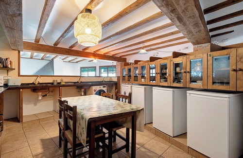 Rojals Casa | Casa vacaciones completa 'Cal Tous' con vistas a la montaña, terraza compartida y Wi-Fi