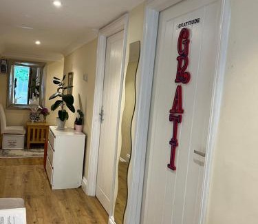 Cray Valley East Casa | Whole house cottage with parking and huge garden