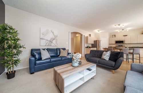 West Edmonton Casa | Whole house In Golf Course By Henday/Whitemud, Near Acheson-Long Stay Discount!