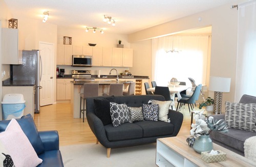 West Edmonton Casa | Whole house In Golf Course By Henday/Whitemud, Near Acheson-Long Stay Discount!