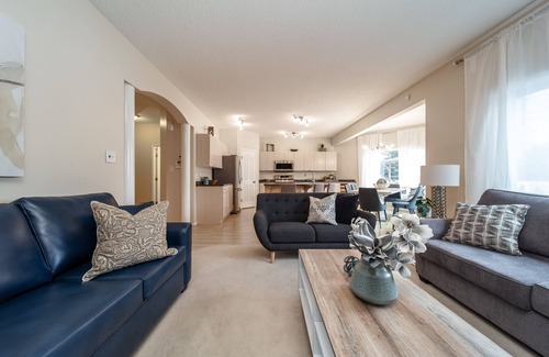 West Edmonton Casa | Whole house In Golf Course By Henday/Whitemud, Near Acheson-Long Stay Discount!