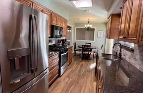 Lewisville Casa | Whole House, No Stairs, King Bed, Kitchen & Backyard Patio