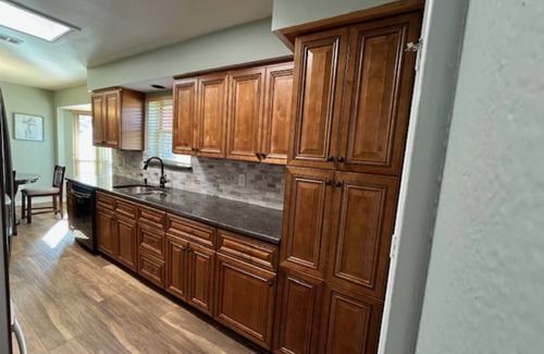 Lewisville Casa | Whole House, No Stairs, King Bed, Kitchen & Backyard Patio