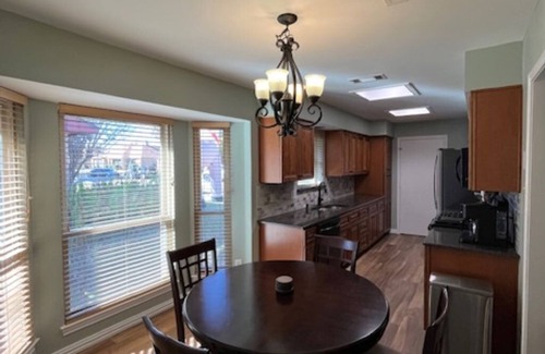 Lewisville Casa | Whole House, No Stairs, King Bed, Kitchen & Backyard Patio