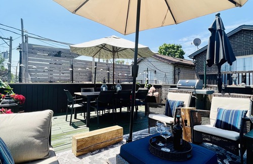 West Town Casa | Wicker Park Haven. 3-Levels. 12Beds.10min walk to Train. Rooftop+Spa Bath+Garage
