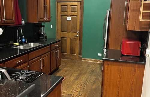 Wicker Park Apartamento | Wicker Park - Loft Style Home in Lively Location with Plenty Amenities