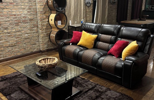 Wicker Park Apartamento | Wicker Park - Loft Style Home in Lively Location with Plenty Amenities