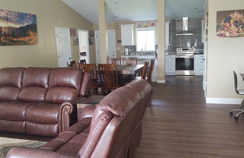 Sevierville Casa | WIDE OPEN! 4 BEDS $189 With MOUNTAIN VIEWS,PET FRIENDLY on 4 ACRES!