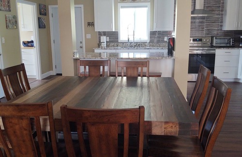 Sevierville Casa | WIDE OPEN! 4 BEDS $189 With MOUNTAIN VIEWS,PET FRIENDLY on 4 ACRES!