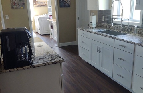 Sevierville Casa | WIDE OPEN! 4 BEDS $189 With MOUNTAIN VIEWS,PET FRIENDLY on 4 ACRES!