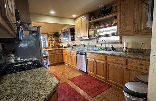Pewaukee Casa | Wide open lake views and large flat front yard