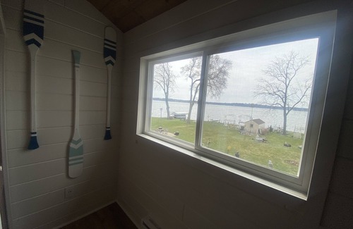 Pewaukee Casa | Wide open lake views and large flat front yard