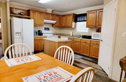 Henrico Casa | WiFi & Dog Friendly ~ Lake Gaston