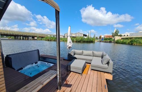 's-Hertogenbosch Casa | Wikkelboats @ Tramkade Den Bosch