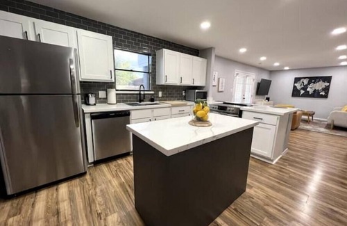 McAllen Casa | Wild Daffodil Prime Location 4 Bedroom- 3.5 Bath