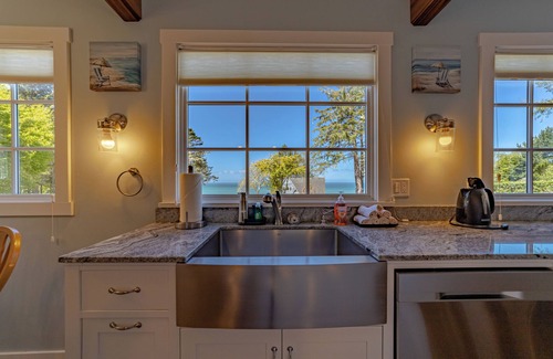 Trinidad Cabina | Wild ocean views, wrap-a-round deck, hot tub, expansive grounds with shared picnic tables