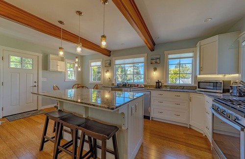Trinidad Cabina | Wild ocean views, wrap-a-round deck, hot tub, expansive grounds with shared picnic tables