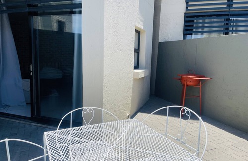 Windhoek Apartamento | Wild olive conveniency right next to the mall amd private hospital.