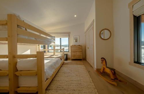 Eureka Casa | Wilderness Club Nest - Modern Cabin Retreat for 9 with Hot Tub