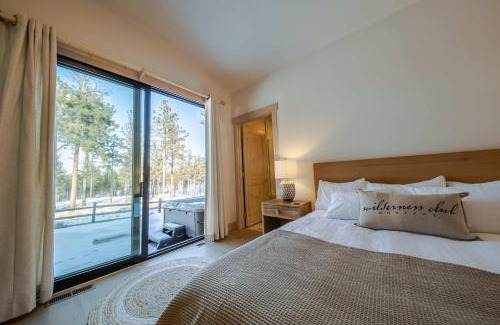 Eureka Casa | Wilderness Club Nest - Modern Cabin Retreat for 9 with Hot Tub