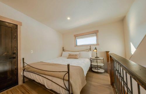 Eureka Casa | Wilderness Club Nest - Modern Cabin Retreat for 9 with Hot Tub