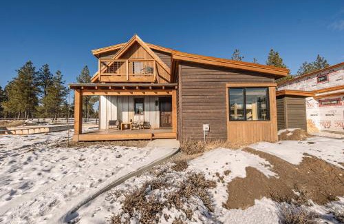Eureka Casa | Wilderness Club Nest - Modern Cabin Retreat for 9 with Hot Tub