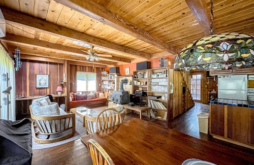 Burnt Ranch Cabina | Wilderness retreat with board games & large porch - mountain views