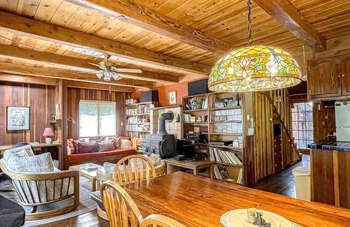 Burnt Ranch Cabina | Wilderness retreat with board games & large porch - mountain views