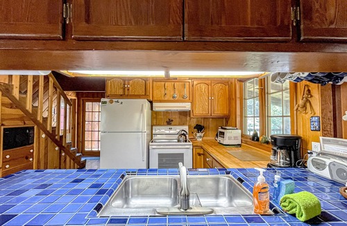 Burnt Ranch Cabina | Wilderness retreat with board games & large porch - mountain views