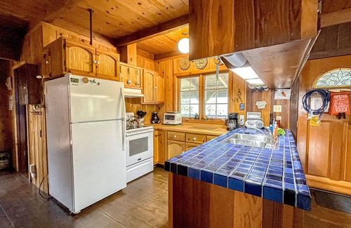 Burnt Ranch Cabina | Wilderness retreat with board games & large porch - mountain views