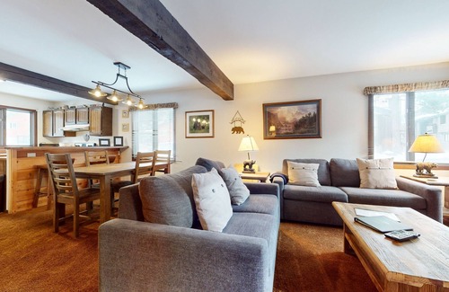 Mammoth Lakes Condominio | Wildflower 37 Cozy, Quaint, Walk to Shop and Restaurants by RedAwning