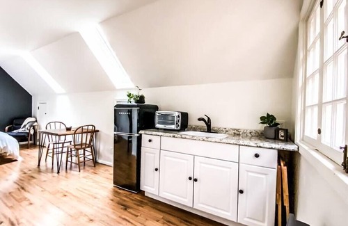 Idyllwild Apartamento | Wildland Loft: Serene Mountain Retreat w Fireplace, AC, Fire Pit, Hammock, Outdo