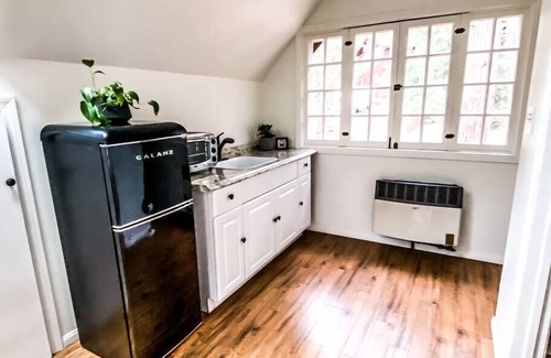 Idyllwild Apartamento | Wildland Loft: Serene Mountain Retreat w Fireplace, AC, Fire Pit, Hammock, Outdo