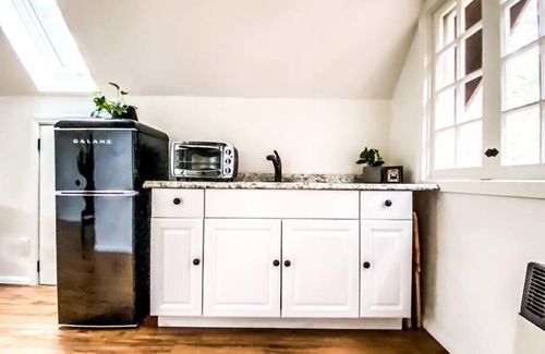 Idyllwild Apartamento | Wildland Loft: Serene Mountain Retreat w Fireplace, AC, Fire Pit, Hammock, Outdo