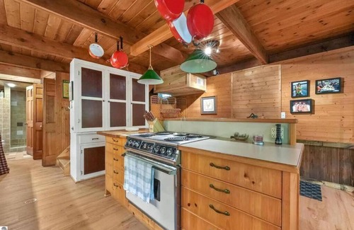 Evart Casa | Wildlife Haven Retreat