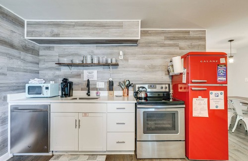 North Wildwood Condominio | Wildwood Condo: Community Pool, Walk to Beach!