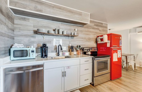 North Wildwood Condominio | Wildwood Condo: Community Pool, Walk to Beach!