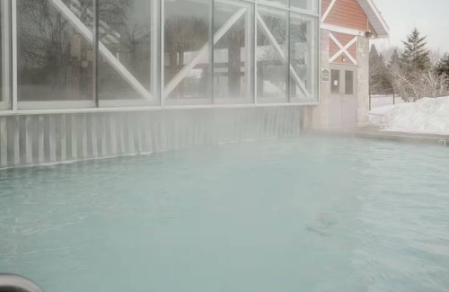 Oro-Medonte Condominio | Wildwood Hot Tub + Indoor/Outdoor Pool + Sauna + Game Room