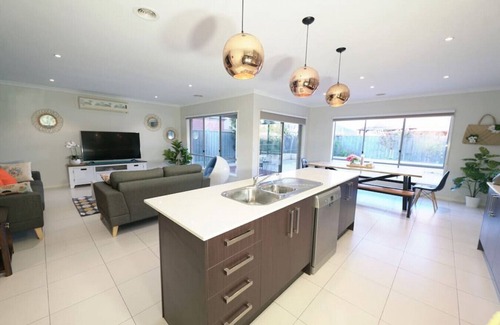 Williams Landing Casa | Williams Landing 8Beds Designer Decor Home