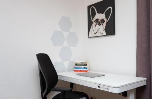 Herrenberg Apartamento | Willkommen im Taros Home - Deluxe Apartment, der Wohlfühl Oase mit Balkon, HiFi Music, Coffee, 3 Betten und Homeoffice Platz