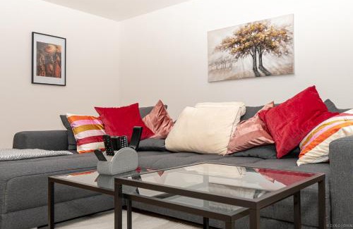 Herrenberg Apartamento | Willkommen im Taros Home - Deluxe Apartment, der Wohlfühl Oase mit Balkon, HiFi Music, Coffee, 3 Betten und Homeoffice Platz