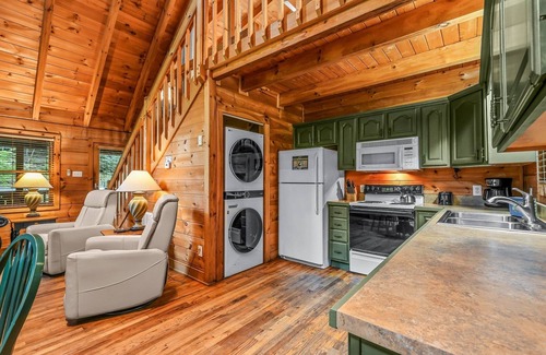 Townsend Cabina | Willow Creek 2 Bedroom Cabin by RedAwning