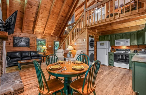 Townsend Cabina | Willow Creek 2 Bedroom Cabin by RedAwning