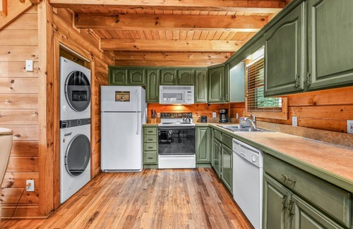 Townsend Cabina | Willow Creek 2 Bedroom Cabin by RedAwning