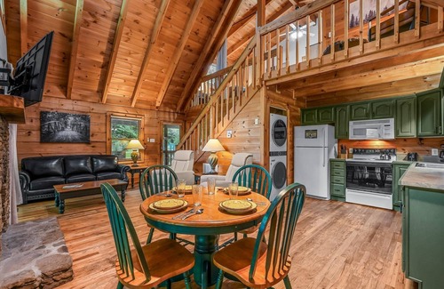 Townsend Cabina | Willow Creek (2-Bedroom Cabin) - Pets Allowed by RedAwning