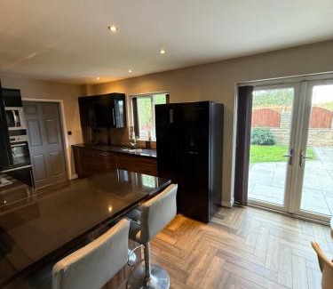 Hoylandswaine Casa | Willow falls