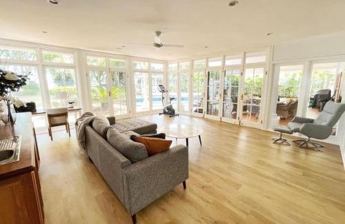 Kewarra Beach Casa | Willow Garden Stays Cairns - Beachfront 4 Bedroom Luxury Holiday Home