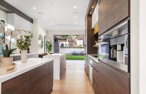 Laurel Canyon Casa | Willow Glen 2 - Warm Contemporary Estate with Open Floor Plan + Pool & Spa