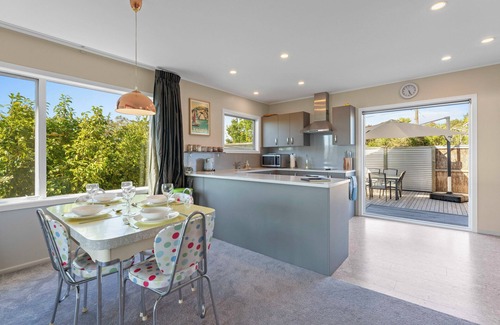 Taupo Casa | Willow Lake House - Lake Taupo Holiday Home